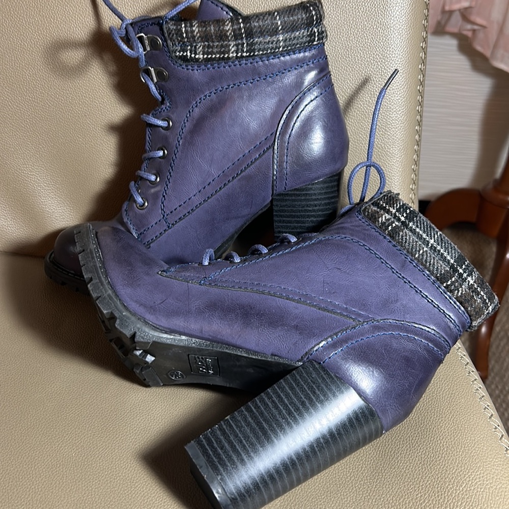 Never worn Dolce booties, Sz 6.5 - Picture 4 of 7